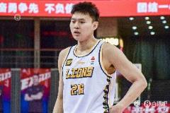 吳驍帶傷單手罰球，展現(xiàn)廣廈團(tuán)隊(duì)信念