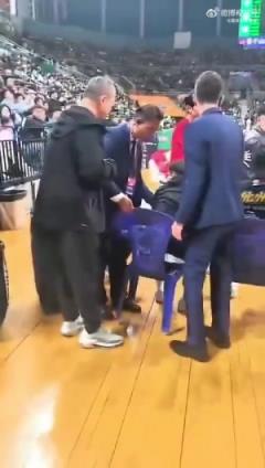 遼寧工作人員收走廣廈家屬席椅子引爭議，權(quán)力膨脹引關(guān)注