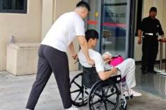 心系球隊(duì)?曾凡博輪椅入場(chǎng)觀戰(zhàn)總決賽G3 腰部重傷賽季報(bào)銷