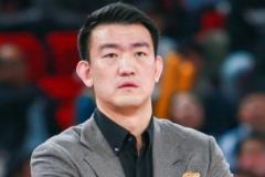 王博在更衣室提醒隊(duì)員注意身體，暫不慶祝