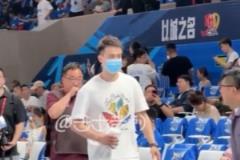 趙繼偉現(xiàn)場(chǎng)觀戰(zhàn)遼籃總決賽G6，4屆冠軍&兩屆FMVP加持