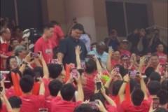 姚明、莫布里與朱俊龍現(xiàn)場(chǎng)觀看上交VS太理8強(qiáng)戰(zhàn)