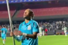 這里是我的地盤！現(xiàn)場直拍內(nèi)馬爾高舉角旗桿！