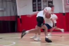 這持球真能練出來(lái)吧弗拉格訓(xùn)練將對(duì)手晃倒在地，順勢(shì)飛身暴扣