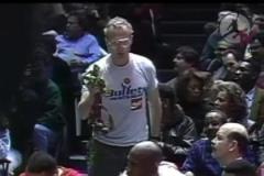 挑釁神！子彈隊(duì)球迷貼臉輸出喬丹！這手上拿的是什么？