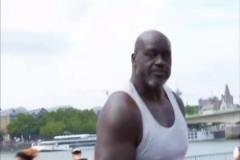 是真沒籃子啊奧尼爾野球場連續(xù)17投0中！筐快砸壞了！?。? title=