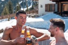 AI真牛！C羅和梅西在泳池一起喝科羅納