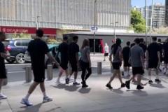 這么輕松？澳大利亞全隊(duì)上午還在杭州散步，晚上2-0輕取國(guó)足