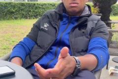 氣氛拉滿(mǎn)！蓮花體育場(chǎng)外大批球迷高舉國(guó)旗為國(guó)足加油