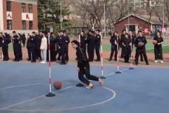 看著都痛啊！TT搶籃板時肘擊到尚帕尼頭部！被吹2級惡犯驅(qū)逐