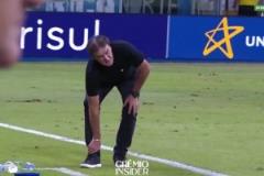 球隊被進球！場邊庫卡憤怒踢球把自己搞傷！