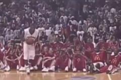 父與子！18歲詹姆斯與19歲布朗尼，參加肯德基扣籃大賽動作對比！