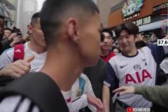 甲亢哥一臉厭惡看著“梅西”，但“梅西”還是想和甲亢哥合影