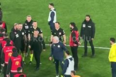 忍無(wú)可忍！現(xiàn)場(chǎng)視頻拍攝穆帥抓住對(duì)手教練鼻子全程！