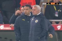 巨大爭(zhēng)議！加拉塔薩雷禁區(qū)明顯手球！主裁判視而不見(jiàn)拒絕判點(diǎn)！