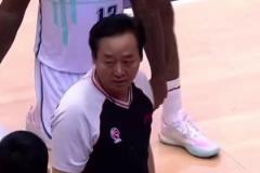 脾氣火爆！名場面：劉維偉不滿判罰，對裁判貼臉開大被罰出場！