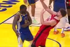 搞心態(tài)追夢(mèng)肘推申京吃T 對(duì)手技罰不中后又沖火箭眾人怒吼