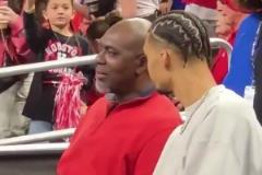 文班看起來恢復得不錯啊，心情也挺好