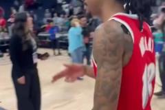 笑死！莫蘭特賽后與華子握手，竟然也是比出“手槍”的手勢(shì)