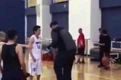 長(zhǎng)胖了太多！退役多年的姚明表演扣籃，下來(lái)腿都軟了