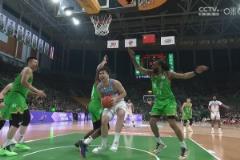 裁判沒(méi)給犯規(guī)！艾孜買提肘到奧利弗肚子上籃打進(jìn) 后者疼痛難忍