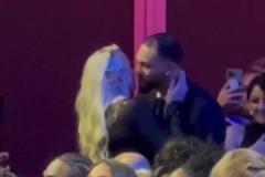 郎才女貌！薩格斯女友“美國晴子”海莉被選中兩人接吻慶祝