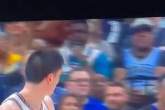 笑死！埃迪不滿判罰怒噴，結(jié)果不小心噴出口水，然后吃到技犯