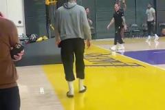 他本可以不用這么努力？東契奇還穿著拖鞋 布朗尼已經(jīng)在訓(xùn)練了！