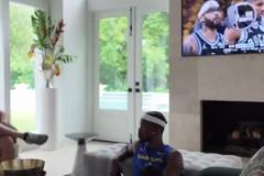 休斯敦有人？巴特勒與好友相聚豪宅 電視放著雄鹿vs步行者