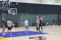 克內(nèi)克特重回輪換？湖人隊(duì)內(nèi)訓(xùn)練：東契奇打賭失敗被罰做俯臥撐！