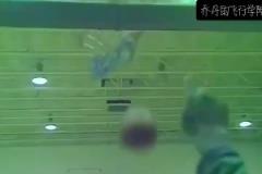 裝杯成功，進球有效。 喬丹 閉眼罰球穩(wěn)穩(wěn)命中，這是肌肉記憶吧