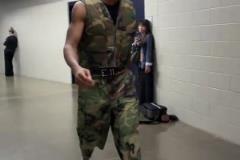 找槍王打仗去！亞歷山大一身迷彩入場備戰(zhàn)