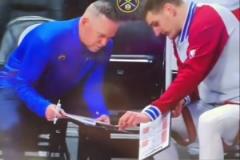 巨星之間惺惺相惜！喬丹看小卡的眼神里全是欣賞?。? title=