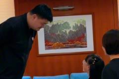 小朋友：我是叫你先生還是老師？姚明幽默回應(yīng)：下次叫我小姚就行