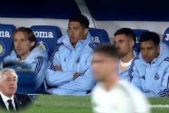 安帥發(fā)糖了？皇馬眾將場(chǎng)邊一起嚼口香糖