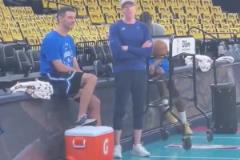 看著自己親手組建的陣容！雷霆賽前熱身時普雷斯蒂和教練閑聊！