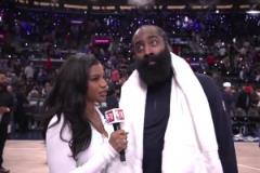 這女記者長得很有姿色！哈登賽后接受采訪，小眼神有點(diǎn)好玩！