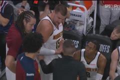 打紅溫了！約基奇暫停期間與主教練阿德?tīng)柭M(jìn)行激烈爭(zhēng)論