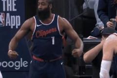 也是個活寶哈登進(jìn)球后秀肌肉慶祝，這小眼神~