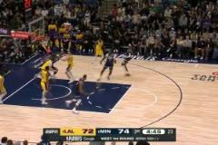 又一幅世界名畫！愛德華茲身后掏球，隨后殘暴隔扣東契奇！