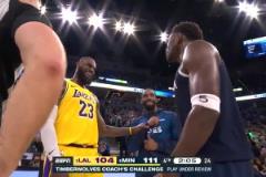 心態(tài)真好！最后時刻湖人落后7分，詹姆斯與愛德華茲場邊有說有笑