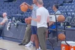 說了什么？普雷斯蒂視察雷霆隊內訓練，與SGA交談許久！