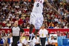 勢(shì)不可擋！勒布朗-詹姆斯2008年奧運(yùn)會(huì)的扣籃表演！