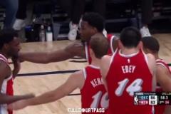 JJJ召集隊友場上開會 文斯-威廉姆斯卻把他的手推開了