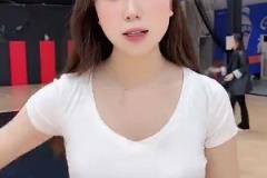 黑絲包臀裙！你說擺拍吧，她又有點東西