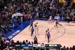 救大命??！唐斯關(guān)鍵神仙級負(fù)角度后仰，隨后又一記大號三分反超！