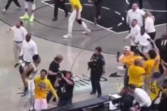 難怪會爆發(fā)沖突！哈利伯頓父親賽后拿著毛巾嘲諷字母哥，后者不爽！