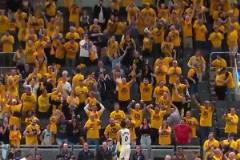 哈利伯頓賽后跳上技術(shù)臺這一幕，像極了當(dāng)年科比第5冠的那一幕！