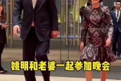 太搞笑了！曾經(jīng)姚明因?yàn)椴焕砝掀疟蝗~莉白了一眼~