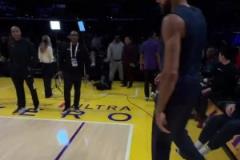 是你偷走了盧卡魔法？戈貝爾坐在板凳席上隨手一扔三分進(jìn)了